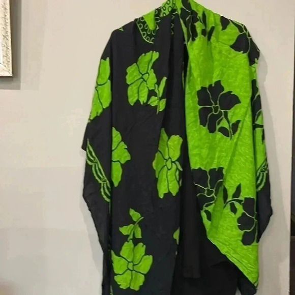 ❤️2/$30❤️Aloha Hawaiien Black Green Flower pattern 100% Rayon Scarf Wrap Shawl - Picture 3 of 3